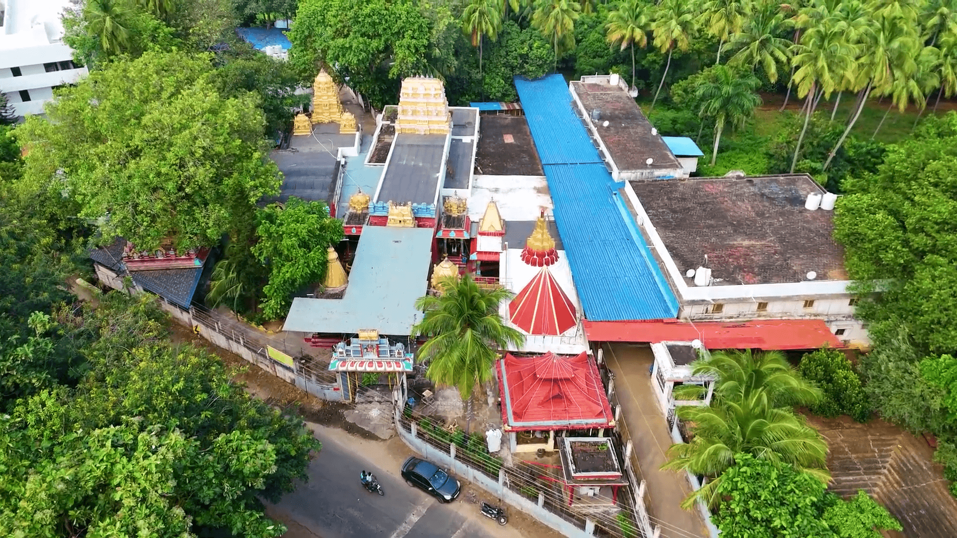 Courtallam temple gopuram near Sri Siddheswari Peetham